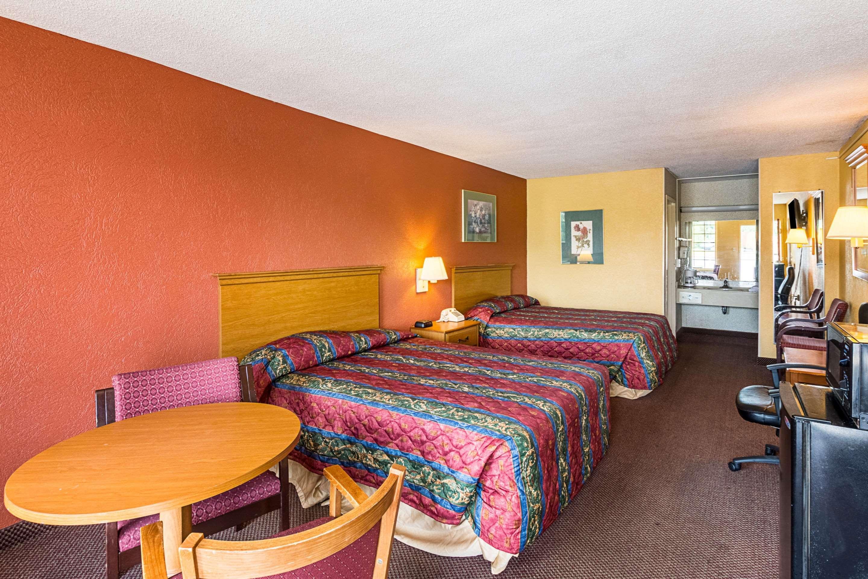 Orangeburg Inn & Suites Bagian luar foto