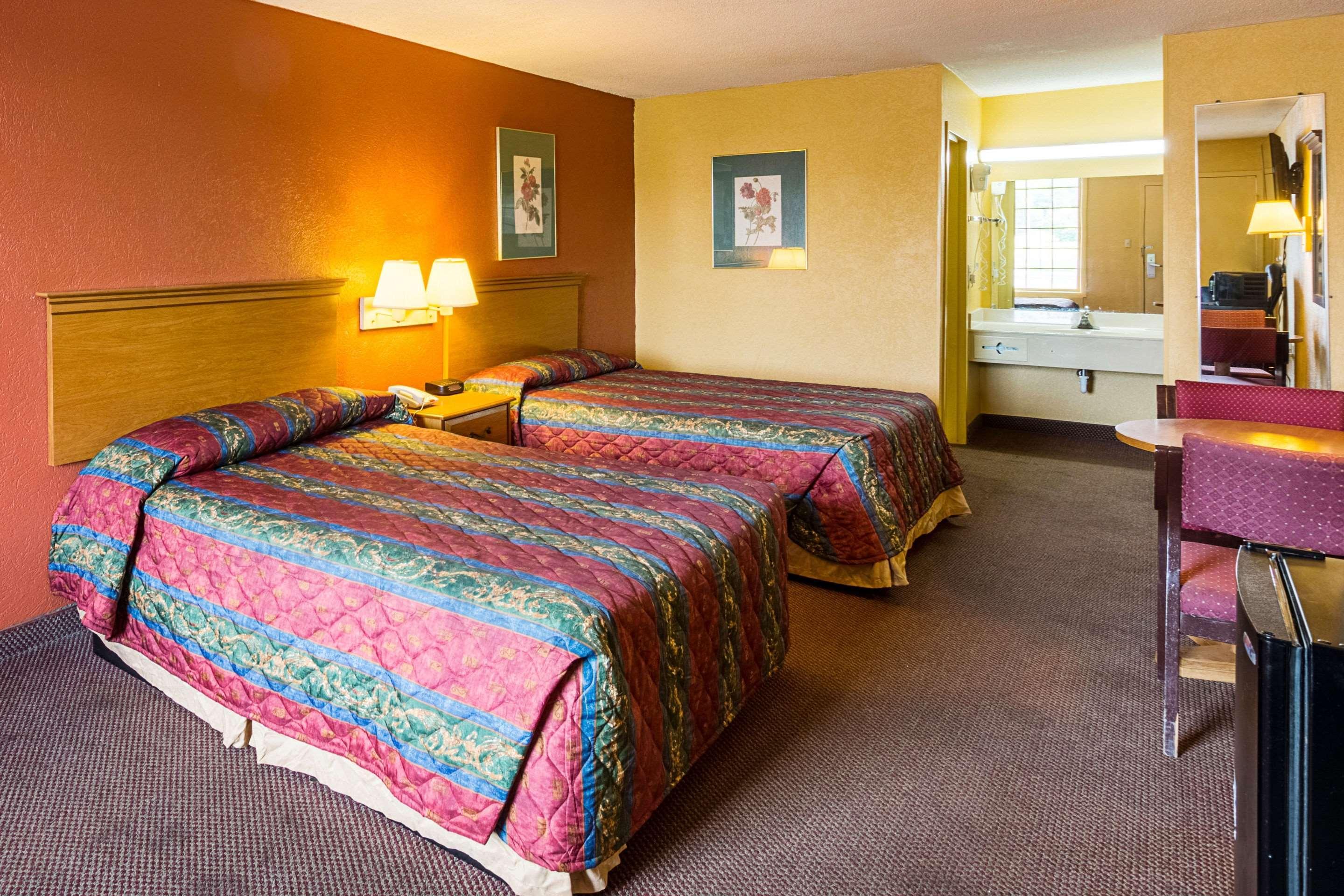Orangeburg Inn & Suites Bagian luar foto
