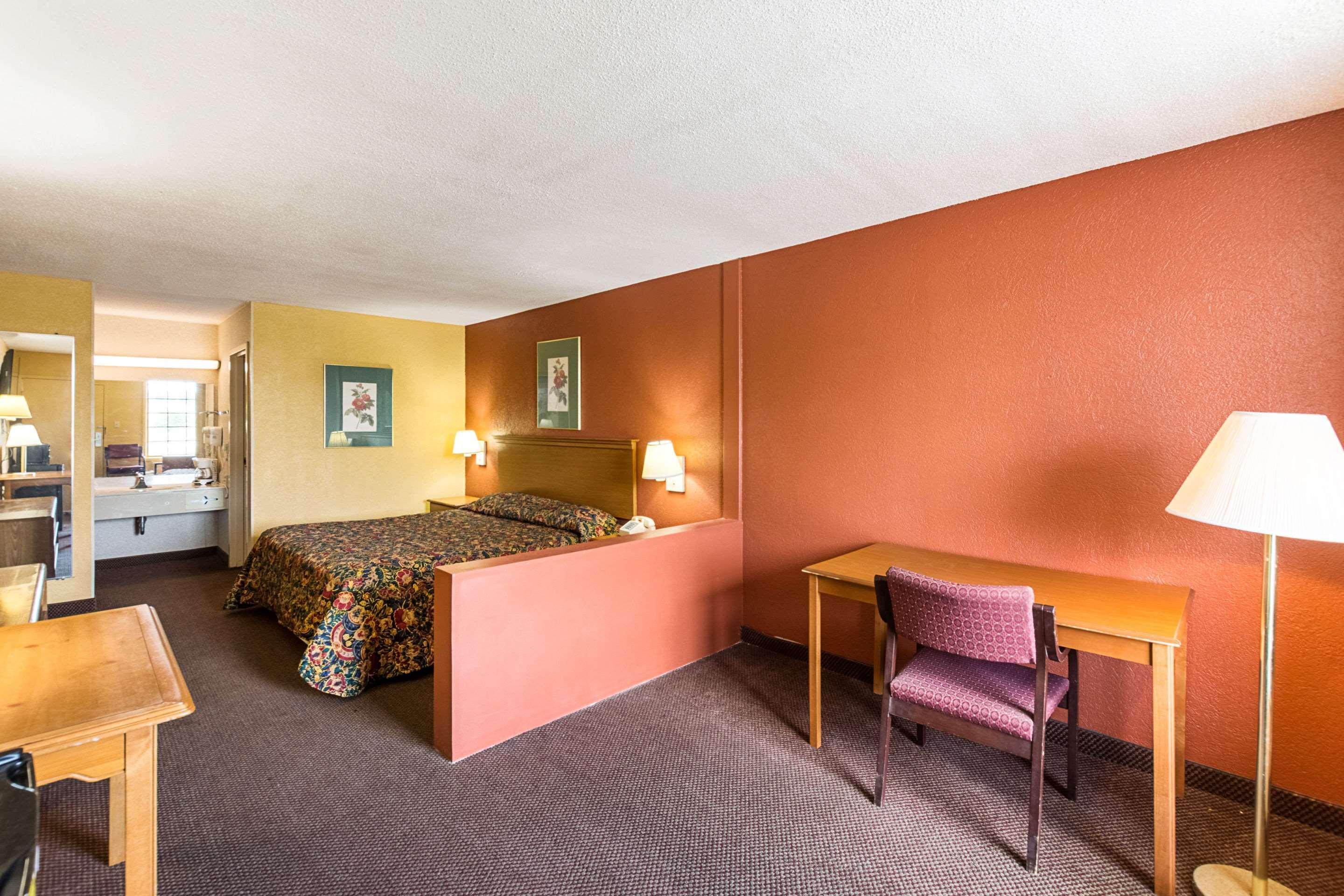Orangeburg Inn & Suites Bagian luar foto
